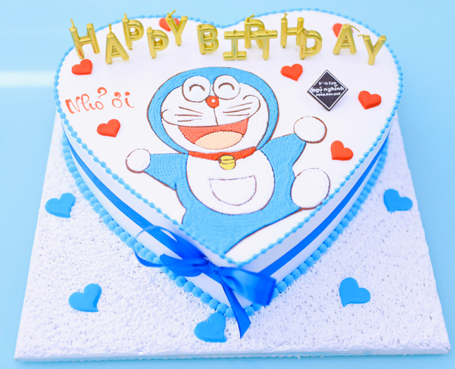Chiếc bánh sinh nhật trái tim Doremon đầy tình yêu và lãng mạn này sẽ khiến bạn cảm thấy thật đặc biệt. Với thiết kế độc đáo theo hình dạng trái tim và hình ảnh đáng yêu của Doremon, chiếc bánh này sẽ khiến buổi tiệc sinh nhật của bạn thêm phần ý nghĩa.