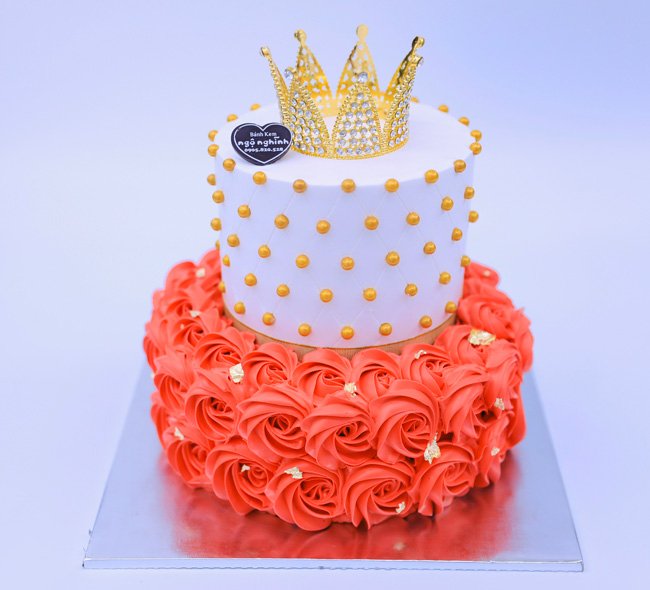 Hình ảnh bánh sinh nhật với bánh hạnh nhân và hoa trên giá đỡ