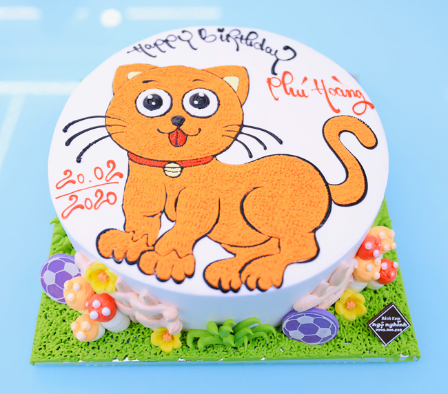 Hãy xem một bức ảnh đáng yêu về chú mèo và chiếc bánh sinh nhật màu cam bé nhỏ. Bánh được trang trí tinh xảo với những chi tiết ngộ nghĩnh và đáng yêu hoàn hảo cho buổi tiệc sinh nhật của bạn.