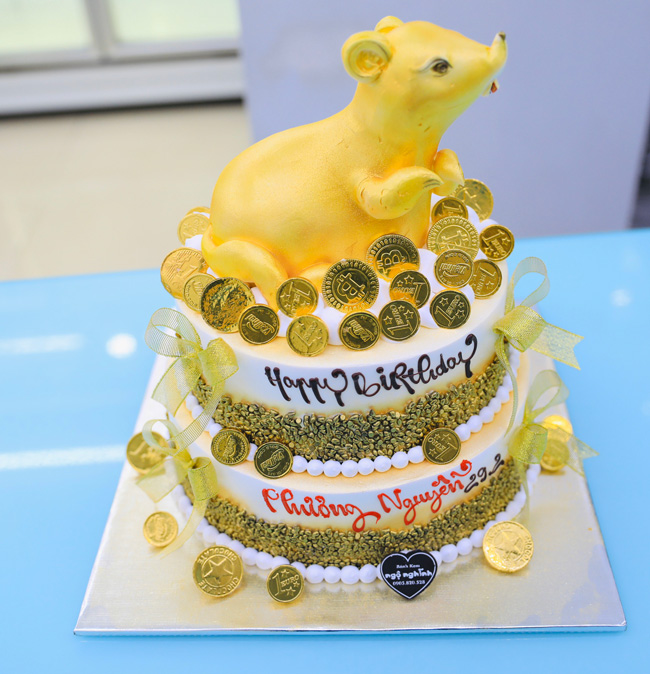Nếu bạn đang tìm kiếm một chiếc bánh sinh nhật tuyệt đẹp, đầy ấn tượng thì bức ảnh bánh gato 2 tầng tạo hình 3D với hình con chuột tuổi Tý mạ vàng chắc chắn là lựa chọn hoàn hảo. Hãy khám phá đường cong hoành tráng của chiếc bánh này và cảm nhận sự khéo léo của người thợ bánh trong việc sáng tạo nên một tác phẩm nghệ thuật ẩm thực như thế này.