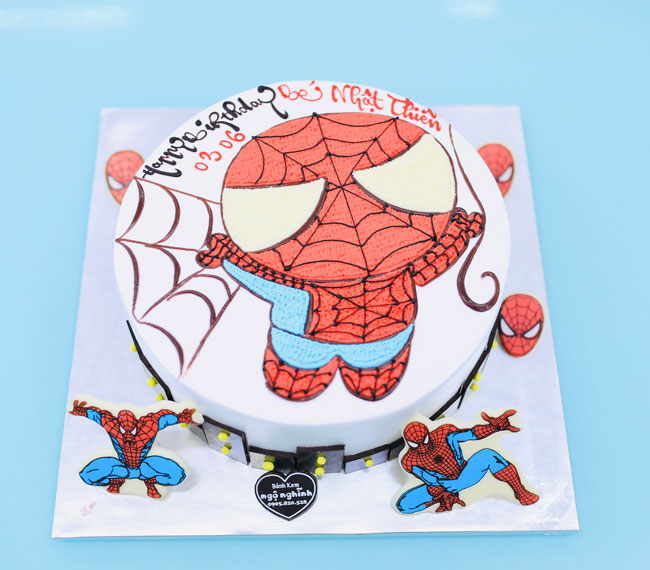 Siêu Nhân Nhện (Spiderman Cake): Món bánh siêu nhân nhện sẽ khiến cho người nhận được món quà đầy ý nghĩa với hình ảnh siêu anh hùng quen thuộc. Với sự kết hợp tuyệt vời giữa lớp kem và phủ bọc bánh, chắc chắn món bánh này sẽ làm say lòng các fan của Spiderman.