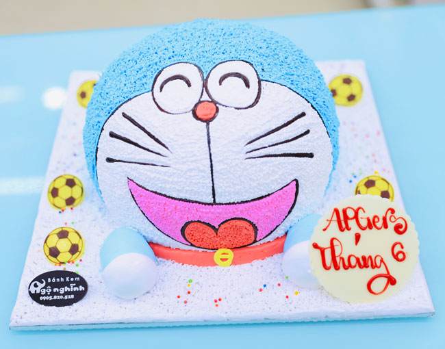 Bánh sinh nhật mặt Doraemon 3D: Bánh sinh nhật mặt Doraemon 3D là lựa chọn hoàn hảo cho người yêu thích các nhân vật hoạt hình. Với công nghệ mới, các nhà làm bánh có thể tạo ra những chiếc bánh dễ thương với hình ảnh siêu thực của các nhân vật hoạt hình. Món quà này sẽ khiến buổi tiệc sinh nhật của bạn thêm phần hoành tráng và đáng nhớ.