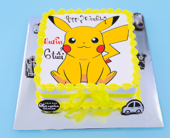 Bánh Sinh Nhật Pikachu là món quà tuyệt vời cho bất kì Fan của Pokemon nào. Với hình dáng đặc trưng của nhân vật này cùng vị bánh thơm ngon và kem tươi mát, chắc chắn sẽ giúp cho buổi sinh nhật của bạn trở nên thật hoàn hảo và đáng nhớ.