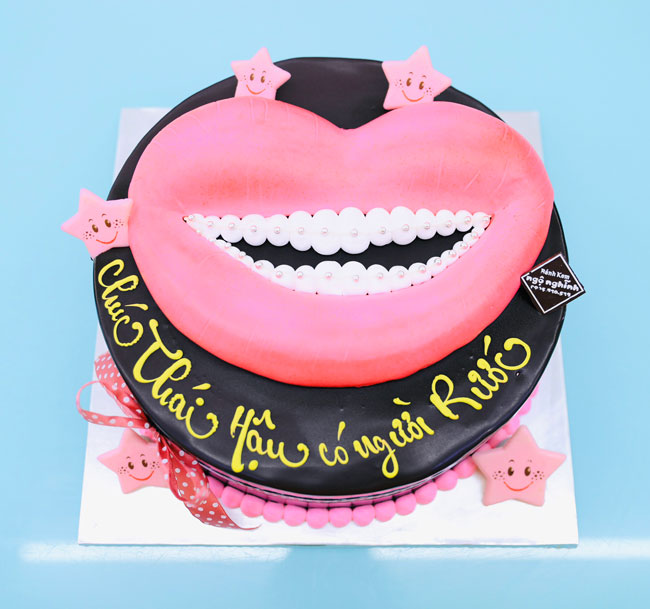 Bánh kem sinh nhật tạo hình 3d đôi môi hồng sẽ khiến bạn phải trầm trồ và háo hức muốn thưởng thức. Với những chi tiết tinh xảo và đẹp mắt, chiếc bánh này là một tác phẩm nghệ thuật thực sự. Hãy xem hình ảnh và cảm nhận sự sáng tạo và tài năng của những người làm nên chiếc bánh thật ấn tượng này.