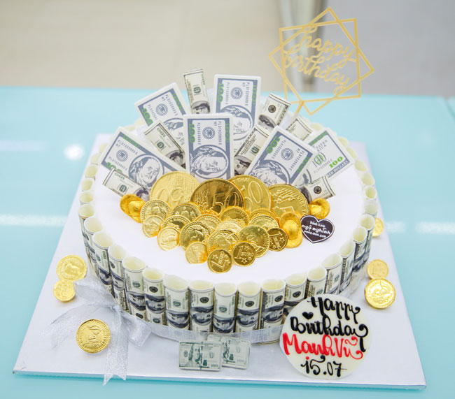 Bánh sinh nhật 3D tiền đô và đồng tiền vàng chắc chắn sẽ khiến bạn bị thu hút ngay từ cái nhìn đầu tiên. Những chiếc bánh được đắp nặn từng chi tiết như tiền đô và đồng tiền vàng, tạo cảm giác như đang nếm trực tiếp vị ngọt ngào của tiền bạc. Hãy thưởng thức và khám phá sự lạ lẫm và độc đáo của những chiếc bánh tuyệt vời này.