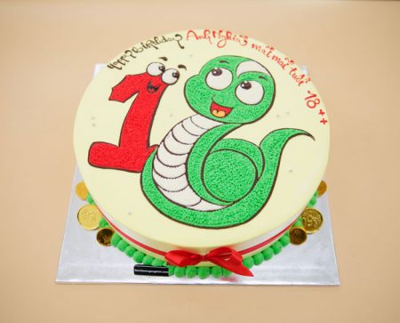 Bánh sinh nhật vẽ hình con rắn tuổi tỵ: \