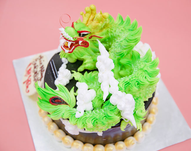 Bánh sinh nhật 3D rồng xanh lá là một điều tuyệt vời để ăn mừng ngày sinh nhật của bạn hoặc người thân. Với kiểu dáng sống động và màu sắc tươi tắn, bánh rồng xanh lá sẽ ghi dấu nhiều kỷ niệm tuyệt vời.