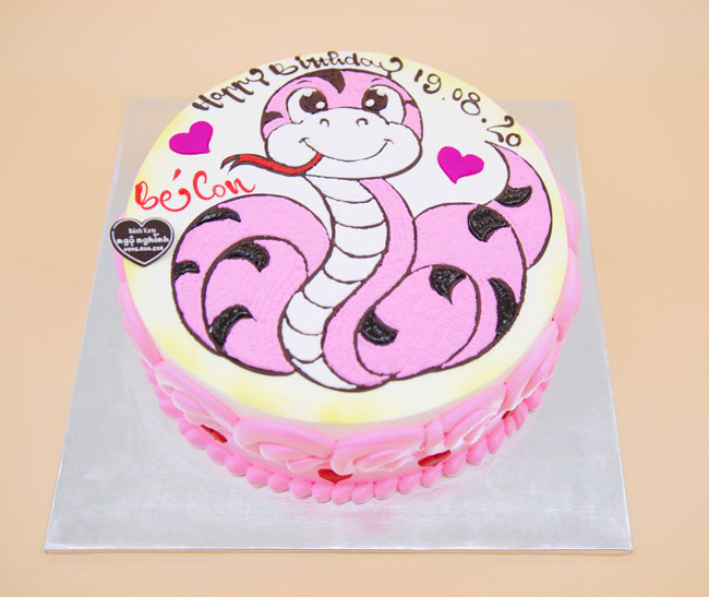 Một chiếc bánh kem sinh nhật đầy màu sắc với hình con rắn hồng đáng yêu sẽ khiến bé nhà bạn vô cùng thích thú. Với tuổi tỵ đầy hiếu động, tặng bé món quà này thể hiện tình yêu thương và đã làm hạnh phúc cả gia đình.