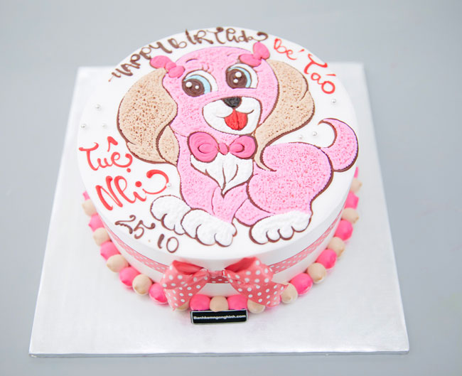 Bạn đang tìm kiếm bánh sinh nhật ngộ nghĩnh để làm quà cho người thân? Hãy xem qua bánh sinh nhật với hình vẽ con chó tuổi tuất màu hồng xinh xắn đáng yêu này! Với vị bánh ngọt nhẹ và hình thú cưng hài hước, bánh chắc chắn sẽ làm người nhận cảm thấy vui vẻ và hạnh phúc.