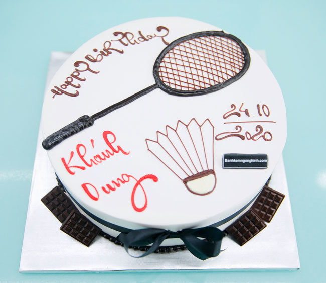 Bánh kem sinh nhật vẽ hình cây vợt và quả cầu lông độc đáo tặng nữ ...