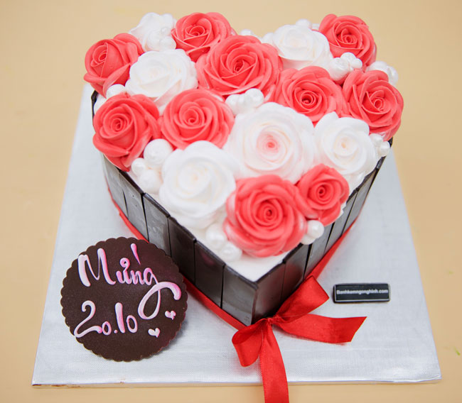 Bánh gato mừng 20/10 tạo hình 3d hộp quà trái tim hoa hồng đẹp rực ...
