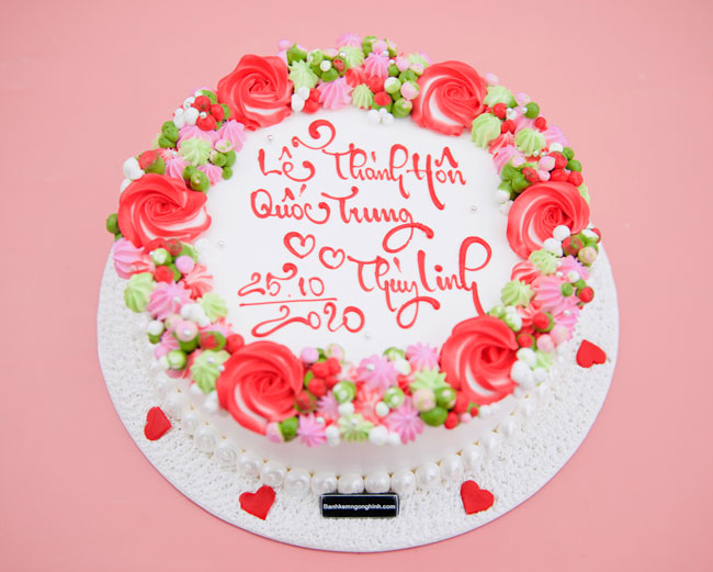 Bánh kem sinh nhật trang trí vòng hoa đẹp mắt độc đáo mừng lễ ...