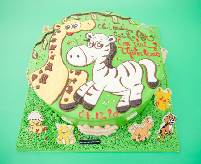 Thưởng thức bức tranh về bánh sinh nhật với hình ảnh hươu cao cổ và ngựa vằn đáng yêu sẽ khiến bạn rất thích thú! Đây là một món quà tuyệt vời dành cho bé trai tuổi và mang lại niềm vui cho người nhận.