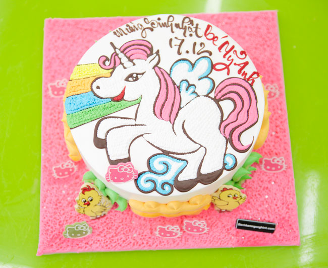 Bánh sinh nhật Unicorn: Bạn đang tìm kiếm một món quà sinh nhật độc đáo và đầy màu sắc? Với bánh sinh nhật Unicorn, bạn sẽ tìm thấy sự kết hợp hoàn hảo giữa hương vị ngọt ngào và thiết kế nghệ thuật độc đáo. Đừng bỏ lỡ cơ hội để thưởng thức bánh sinh nhật Unicorn ngon tuyệt.