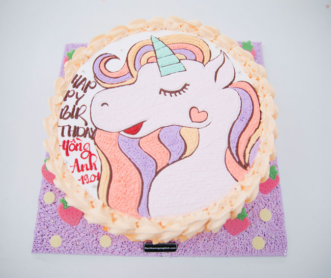 Bánh sinh nhật hình ngựa kỳ lân may mắn sẽ khiến bạn yêu nó ngay từ cái nhìn đầu tiên. Với hình ảnh của hai chú ngựa kỳ lân trong những trang phục lộng lẫy được vẽ trên bề mặt kem từ công thức riêng, chiếc bánh đặc biệt này hoàn toàn xứng đáng để được đặt cho ngày sinh nhật nhiều may mắn.