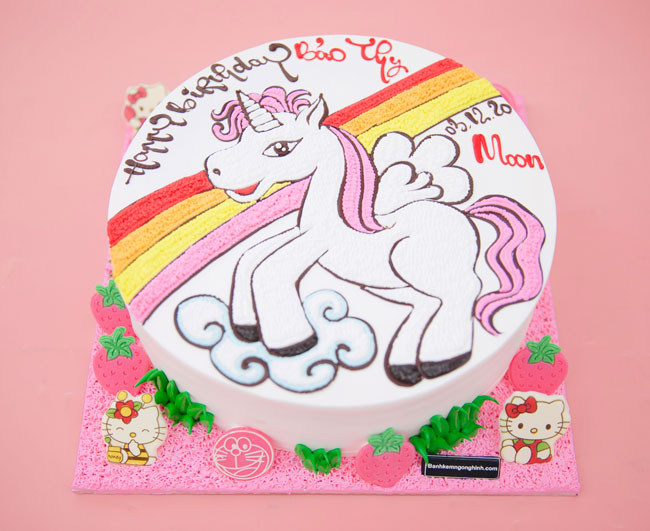 Một chiếc bánh kem sinh nhật với hình ngựa 1 sừng tuổi ngọ và cầu vồng đáng yêu sẽ là lựa chọn hoàn hảo cho bữa tiệc sinh nhật của bạn. Hãy chiêm ngưỡng hình ảnh tuyệt đẹp của chiếc bánh này và cảm nhận trọn vẹn niềm vui trong ngày đặc biệt của mình.