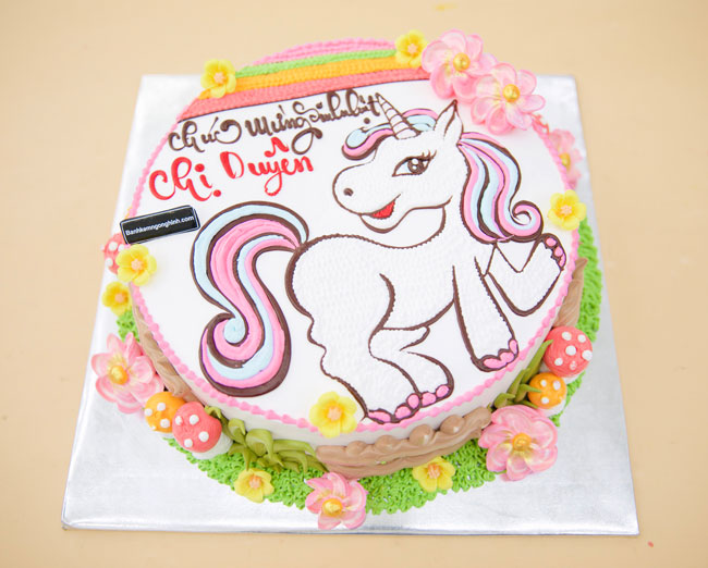 Bánh sinh nhật với hình con ngựa xinh xắn và đầy tươi vui sẽ làm bạn sẵn sàng tận hưởng bữa tiệc sinh nhật. Hãy cùng chiêm ngưỡng hình ảnh đáng yêu của chiếc bánh này và cảm nhận sự đặc biệt trong ngày tuổi ngọ của bạn.