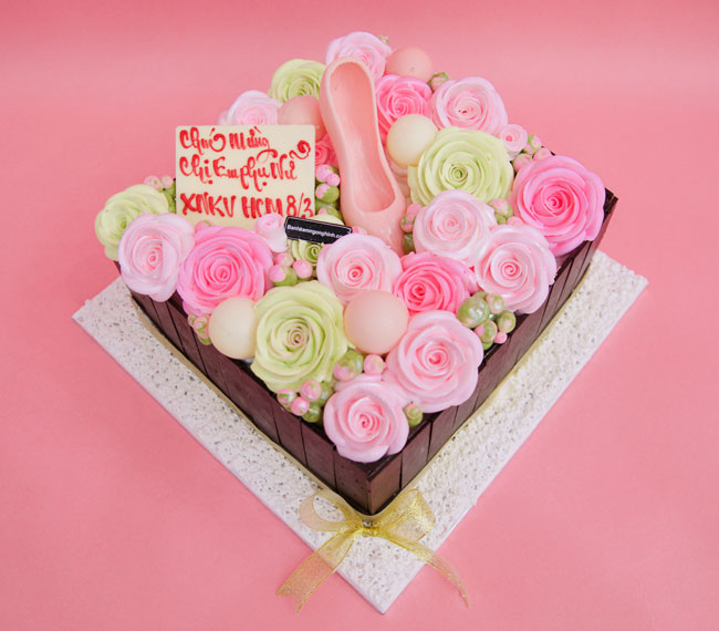 Bánh gato sinh nhật tạo hình 3d hộp quà hoa hồng sang trọng tặng nữ | Bánh  Kem Ngộ Nghĩnh