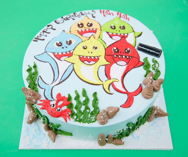 Bánh sinh nhật cá baby shark đẹp mắt và đầy sáng tạo sẽ khiến các con yêu của bạn vô cùng thích thú. Với hình ảnh cá biển ngộ nghĩnh được làm từ kem tươi thơm ngon, bánh sinh nhật cá baby shark sẽ là một lựa chọn tuyệt vời cho các bữa tiệc sinh nhật của trẻ.