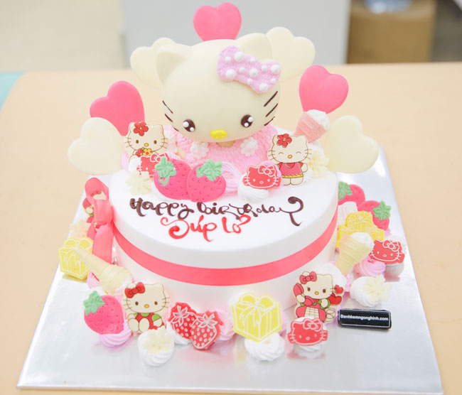 Mèo Hello Kitty luôn là biểu tượng của sự đáng yêu và dịu dàng, và có lẽ chẳng ai có thể từ chối một chiếc bánh kem sinh nhật hình mèo Hello Kitty đẹp như thế này. Với bãi kem mềm mại và màu hồng đặc trưng của mèo Hello Kitty, chiếc bánh này sẽ khiến người nhận cảm thấy thật sự đáng yêu và đặc biệt.