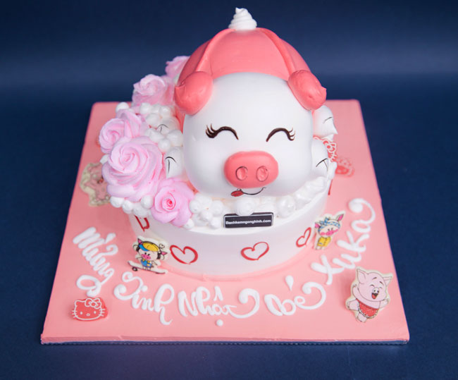 Bạn đang tìm kiếm một chiếc bánh sinh nhật với thiết kế đáng yêu và tinh nghịch mang hình con heo hồng tuổi hợi? Hãy tham khảo ngay chiếc bánh sinh nhật tạo hình 3D này với thiết kế đáng yêu và bắt mắt nhất. Hãy xem ngay hình ảnh để cùng hòa mình vào không gian sinh nhật đáng yêu và tràn đầy niềm vui.