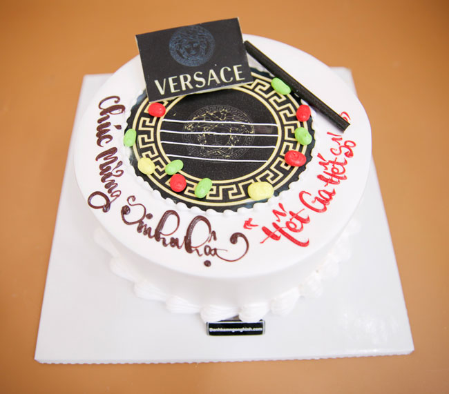 Bánh sinh nhật in hình logo Versace nền kem trắng đơn giản độc đáo | Bánh  Kem Ngộ Nghĩnh