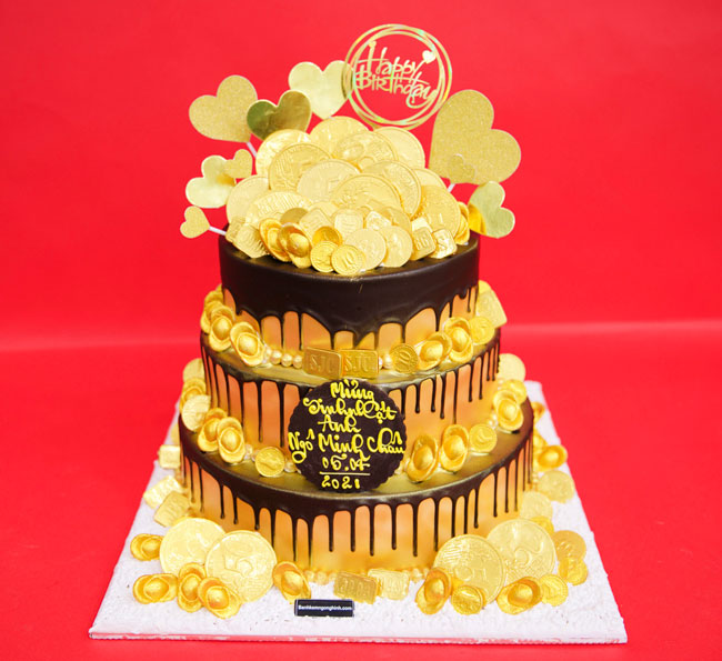 Bạn muốn có một chiếc bánh sinh nhật 3 tầng đẹp mắt và sang trọng để đem đến cho bữa tiệc sinh nhật của mình? Hãy xem hình ảnh của chúng tôi để tìm kiếm một chiếc bánh trang trí tiền vàng lộng lẫy và đầy sức sống nhất nhé!