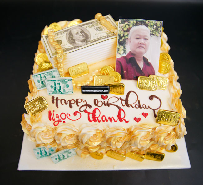 Bánh gato sinh nhật tạo hình 3D với hình dáng tiền đô sẽ làm say mê bất kỳ ai yêu thích sự sang trọng và độc đáo. Với những hình ảnh được tạo ra bởi những chiếc tiền đô trông thật chân thực và đẹp mắt. Tặng ngay món quà này cho người thân của bạn để làm bất ngờ cả bữa tiệc sinh nhật!