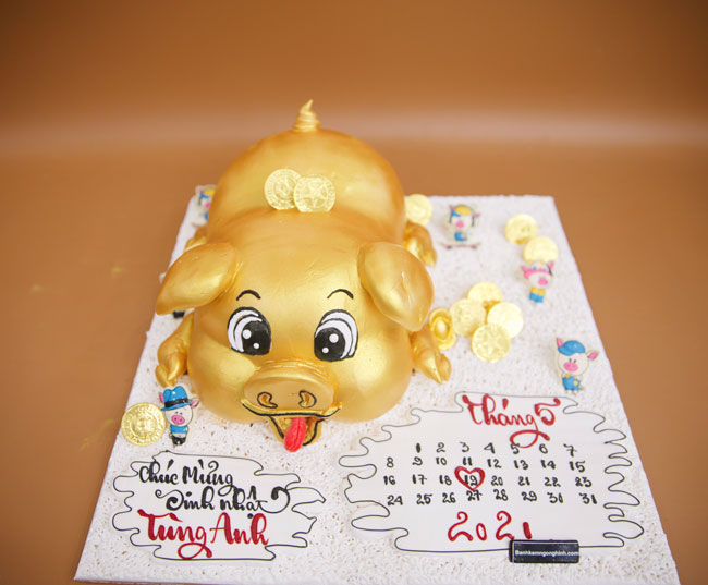 Bánh sinh nhật 3d con heo mạ vàng cute: Đây là bánh sinh nhật cute nhất mà bạn từng thấy! Với hình dáng con heo mạ vàng đáng yêu và kiểu dáng 3d độc đáo, bánh là một tác phẩm nghệ thuật thực sự. Nhiều người cũng không muốn ăn bánh quá đẹp này. Hãy thưởng thức bánh và tận hưởng vẻ đẹp của nó ngay bây giờ!