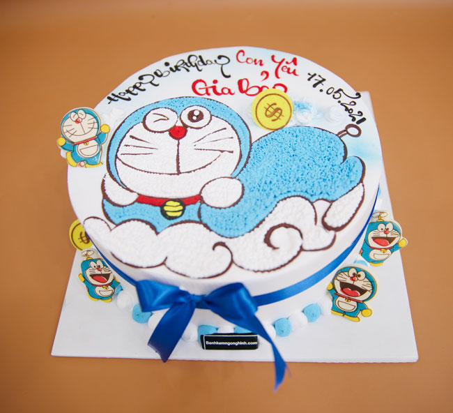 Bánh gato vẽ hình Doremon trên đám mây: Bánh gato với hình Doremon được trang trí độc đáo trên đám mây sẽ khiến bạn hào hứng và thèm muốn thưởng thức. Hãy xem hình ảnh này để tận hưởng một món bánh tuyệt vời, mang trong mình sự kết hợp giữa trí tưởng tượng và sự sáng tạo.