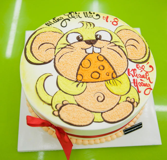 Chiếc bánh gato thôi nôi hình con chuột vàng sẽ mang đến cho bạn cảm giác ấm áp và yêu thương. Với hình ảnh đáng yêu, bánh được người thợ lành nghề tạo hình tỉ mỉ, sẽ là lựa chọn hoàn hảo cho các buổi tiệc sinh nhật thật trọn vẹn.