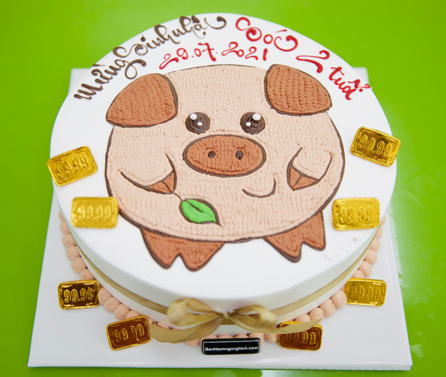 Đặt bánh sinh nhật vẽ hình con Heo để tạo thêm sự đặc biệt cho ngày sinh nhật của bé yêu. Bạn sẽ khó lòng tìm được một chiếc bánh tinh tế và ngộ nghĩnh hơn. Nhìn chú Heo với biểu cảm ngộ nghĩnh trên bánh, bé sẽ cảm thấy vui sướng và thú vị hơn.