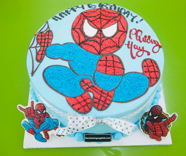 Vẽ hình siêu nhân nhện siêu ngầu độc đáo trên bánh kem sinh nhật là ý tưởng tuyệt vời cho người yêu thích siêu anh hùng. Nếu bạn muốn tặng cho người thân một bánh sinh nhật độc đáo và đầy ấn tượng, đừng bỏ lỡ hình ảnh siêu nhân nhện cuốn hút này.