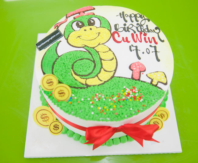 Một chiếc bánh kem sinh nhật thật sự đặc biệt và đầy màu sắc với hình ảnh con rắn là điều mà không ai có thể bỏ qua. Với vẻ đẹp hoàn hảo và vị ngọt thanh mát, chiếc bánh này sẽ chắc chắn mang đến một mùa sinh nhật đầy ý nghĩa và tràn đầy tiếng cười.