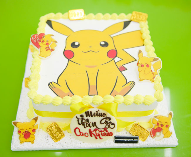 Sinh nhật thật hoàn hảo với chiếc bánh kem sinh nhật Pikachu đặc biệt. Hình ảnh thú vị và ngọt ngào sẽ khiến ngày sinh nhật của bạn thêm phần đáng nhớ.