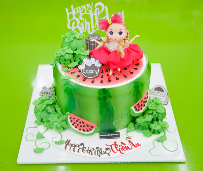 Bánh gato sinh nhật 3D: Hãy cùng chiêm ngưỡng đến những chiếc bánh sinh nhật 3D được chế tạo tinh xảo, phong phú về hình dáng và màu sắc. Đây là món quà thật hoàn hảo để thể hiện tình cảm với người thân, bạn bè, hay người yêu trong ngày sinh nhật của họ.