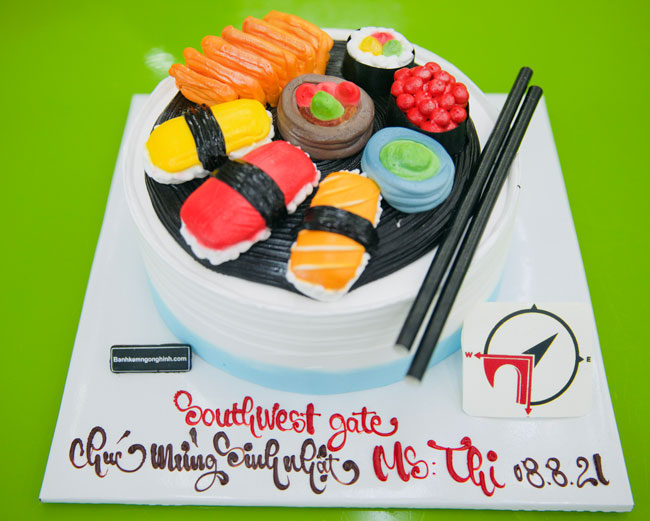 Bánh kem sinh nhật sushi độc đáo tặng nữ:
Bạn đang tìm kiếm một món quà sinh nhật thật độc đáo cho người phụ nữ của mình? Một chiếc bánh kem sinh nhật sushi sẽ là lựa chọn tuyệt vời. Hãy tặng cho người phụ nữ của bạn một món quà đầy ý nghĩa và đáng yêu này và nhận được cảm ơn từ cô ấy!