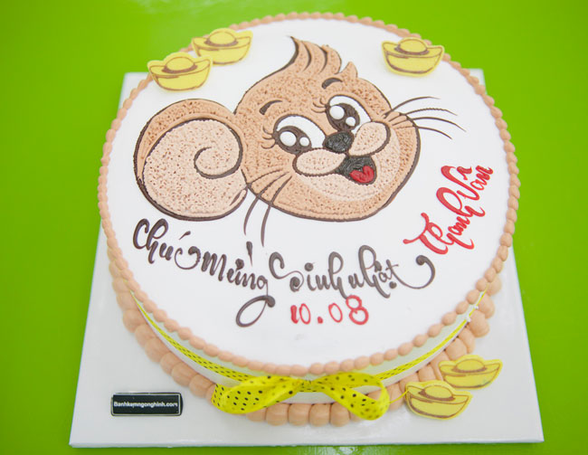 Bánh kem sinh nhật vẽ hình mặt con chuột: Bạn đang tìm kiếm món bánh sinh nhật độc đáo và đẹp mắt để làm bất ngờ cho người thân của mình? Bánh kem sinh nhật vẽ hình mặt con chuột sẽ làm họ cảm thấy hạnh phúc và vui tươi hơn bao giờ hết.