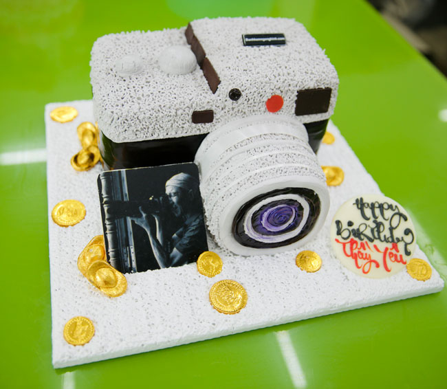 Bánh sinh nhật tạo hình 3d máy ảnh màu trắng đẹp độc đáo tặng thầy ...