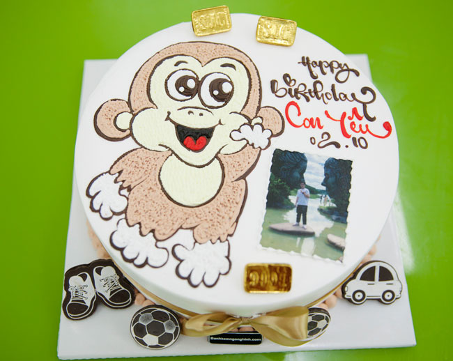 Bánh sinh nhật con khỉ sẽ thực sự làm hài lòng mọi vị khách trong bữa tiệc sinh nhật. Không chỉ ngọt ngào và thơm ngon, chiếc bánh còn mang đến sự vui nhộn và đáng yêu với các hình ảnh chú khỉ trên trang trí.