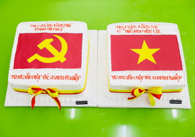 bánh kem hình lá cờ Việt Nam