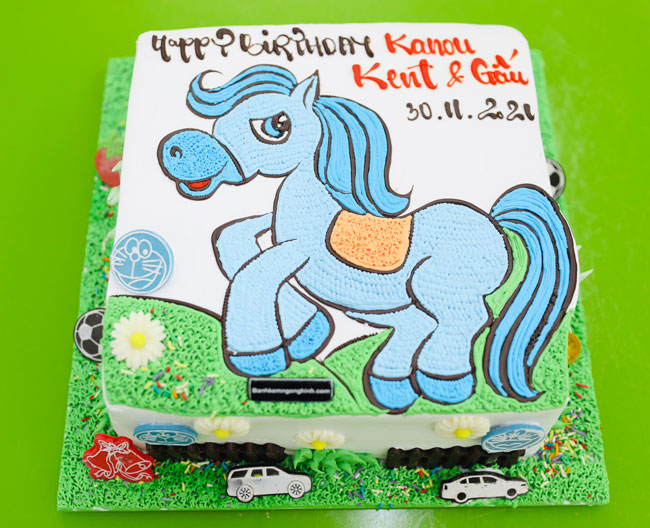 Nhìn vào chiếc bánh sinh nhật với logo chú ngựa xanh màu tươi sáng, bạn sẽ lập tức phải yêu điên cuồng những hình ảnh đáng yêu của tuổi thanh xuân, màu xanh của đôi mắt cùng với ánh sáng của cầu vồng sẽ làm tan đi mọi mệt mỏi và cảm xúc u uất.