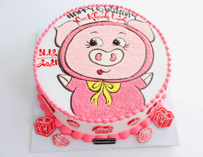Màu hồng đang là một trong những màu sắc hot nhất dành cho bé gái. Hãy cùng xem bức ảnh đáng yêu này về một chiếc bánh sinh nhật được trang trí với hình ảnh chú heo con dễ thương. Bé gái của bạn sẽ thích thú với sản phẩm này và đó sẽ là một món quà sinh nhật đầy ý nghĩa.