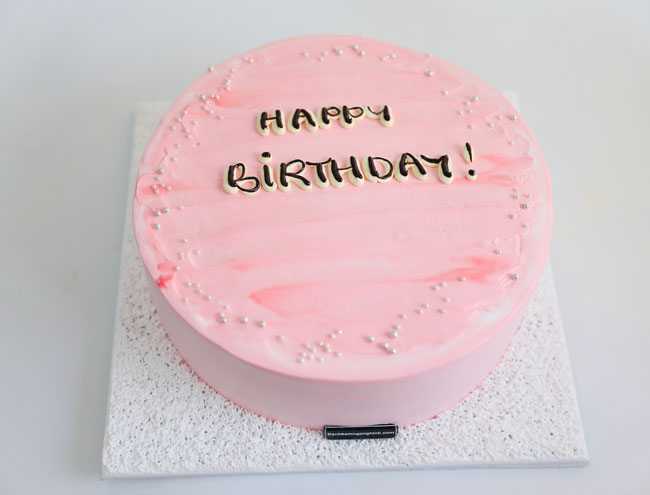 Bánh kem sữa đơn giản màu hồng trang trí macaron và vương miện - Tiny  Pretty Cake