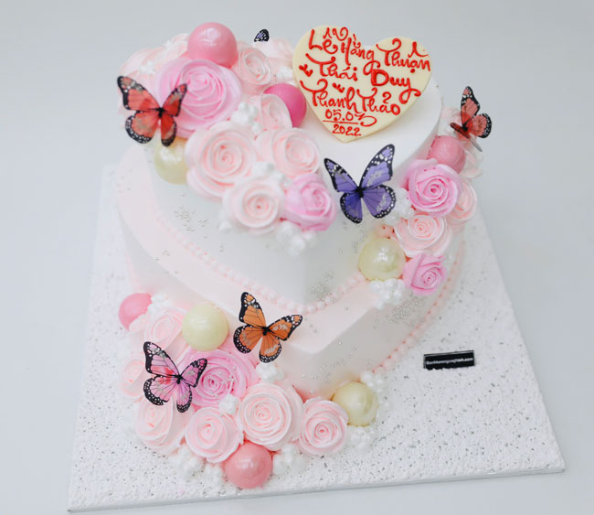Bánh sinh nhật của bạn sẽ trở nên đặc biệt hơn với bánh sinh nhật tạo hình trái tim hoa hồng! Món quà tuyệt vời dành cho người thân yêu, bạn bè và đặc biệt là người ấy. Tận hưởng khoảnh khắc lãng mạn cùng chiếc bánh thơm ngon và đẹp mắt!