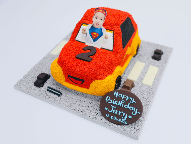 Bánh sinh nhật 3D xe ô tô màu đỏ sẽ đem lại cho bạn cảm giác ngỡ ngàng như được đi trên con đường chinh phục những thử thách vô cùng ly kỳ. Những chi tiết trên chiếc bánh vô cùng chân thực cùng với công nghệ làm bánh siêu đẳng chắc chắn sẽ làm bạn cảm thấy vui mừng khi nhìn những hình ảnh được ghi lại.