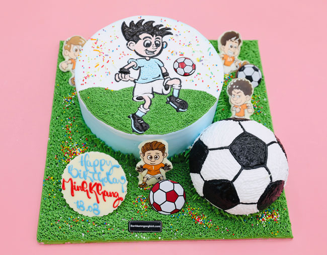 Bánh sinh nhật vẽ hình bé trai và quả bóng đá siêu dễ thương tặng bé trai |  Bánh Kem Ngộ Nghĩnh