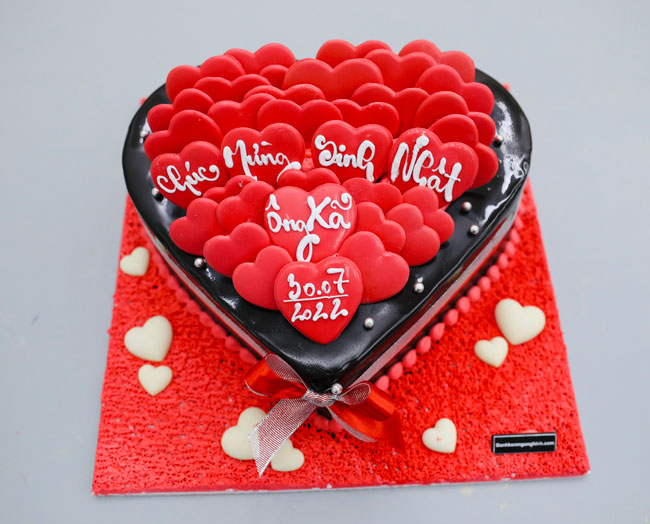 Bánh kem trái tim đỏ và tim sô cô la không chỉ là những món quà tuyệt vời trong ngày sinh nhật, mà còn là cách tuyệt vời để tặng người yêu nhân dịp Valentine. Hãy xem qua bộ sưu tập hình ảnh của chúng tôi để tìm kiếm những mẫu bánh kem đẹp và đầy ý nghĩa để tặng người thương của bạn!