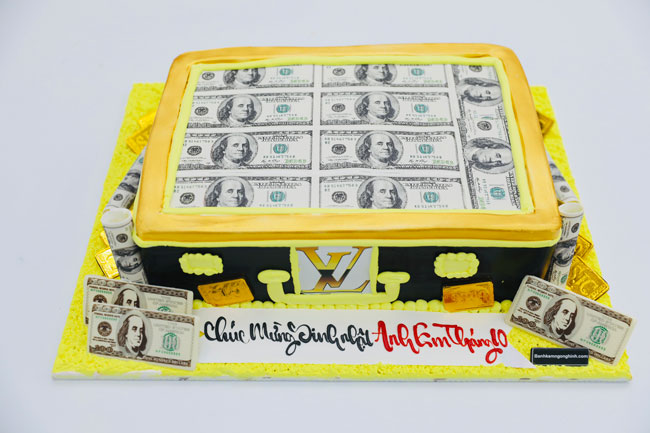 Bánh sinh nhật vali tiền đô 3D là món quà tuyệt vời để tặng bạn bè và người thân trong ngày sinh nhật. Kiểu dáng độc đáo của chiếc bánh vô cùng bắt mắt với các hình ảnh những chiếc vali đang chở hàng tiền đô xếp chồng lên nhau. Hãy cùng xem hình ảnh để được trải nghiệm cảm giác thú vị khi được ăn một chiếc bánh sinh nhật độc đáo như vậy.