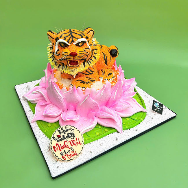 26-banh-kem-sinh-nhat-tao-hinh-3d-con-cop-tuoi-dan-va-hoa-sen-doc-dao